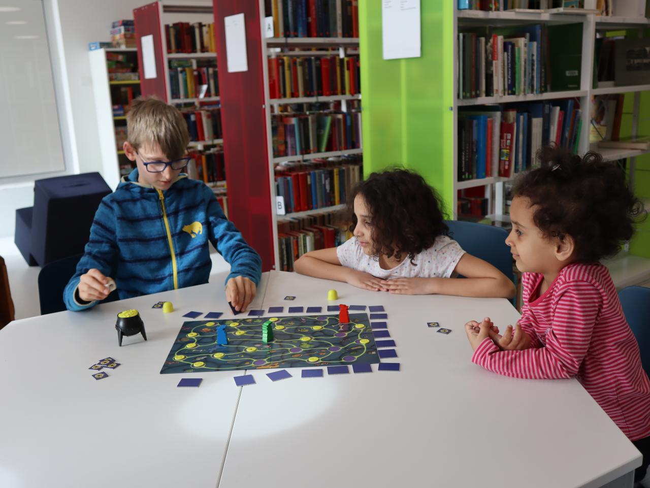 Spieltisch mit Kindern